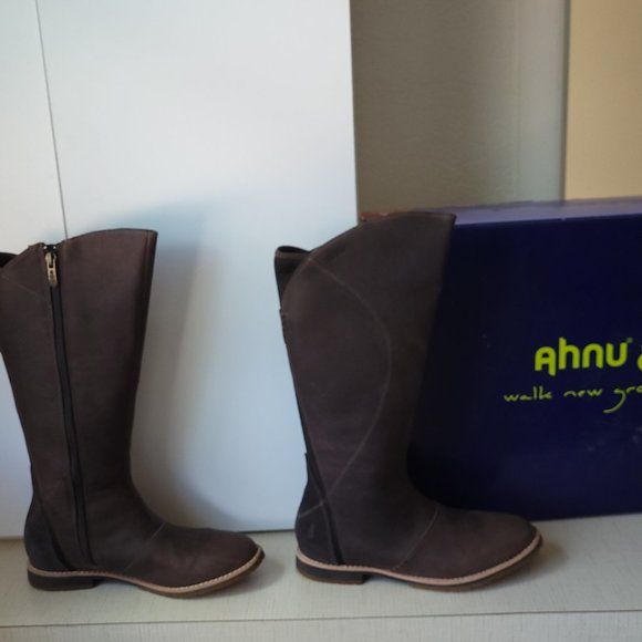 Just Reduced!!! NWT Womens AHNU Brown Leather Boots SZ 6.5 - Picture 1 of 5